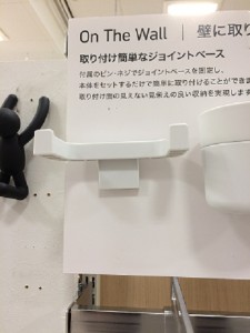 壁に付けられるフック