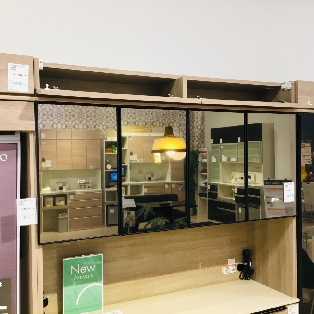 ハーフミラーが斬新なキッチンボード　アリア