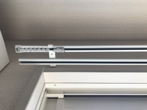 ロールスクリーンをレールに取付