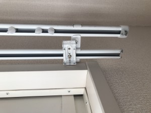 ロールスクリーンをレールに取付２