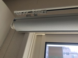 ロールスクリーンをレールに取付３